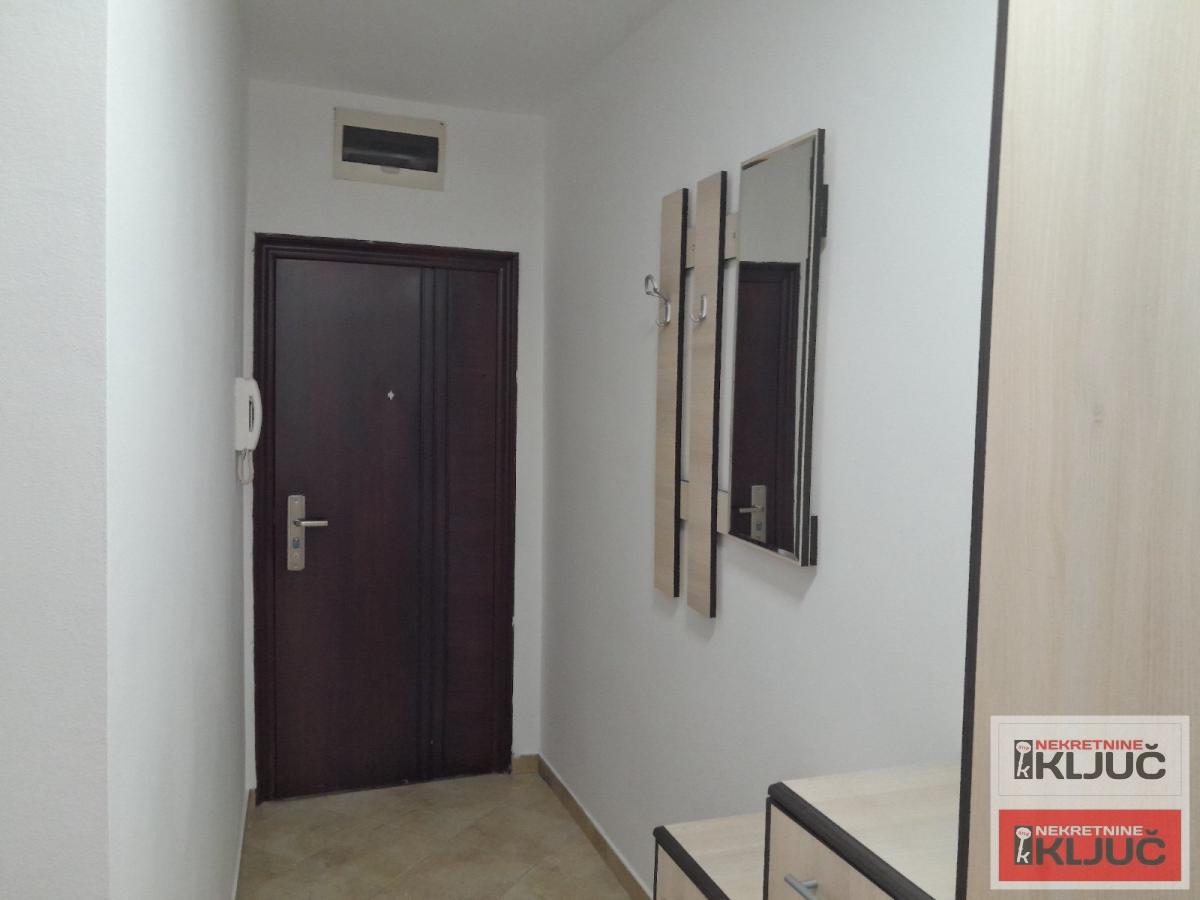 SALAJKA IZDAJE SE NAMEŠTENA GARSONJERA 12