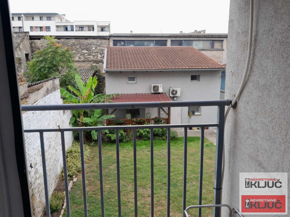 SALAJKA IZDAJE SE NAMEŠTENA GARSONJERA 15