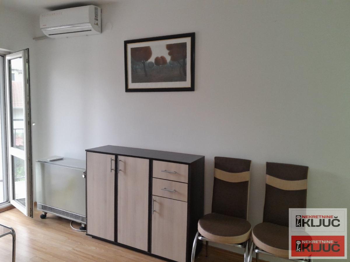 SALAJKA IZDAJE SE NAMEŠTENA GARSONJERA 4