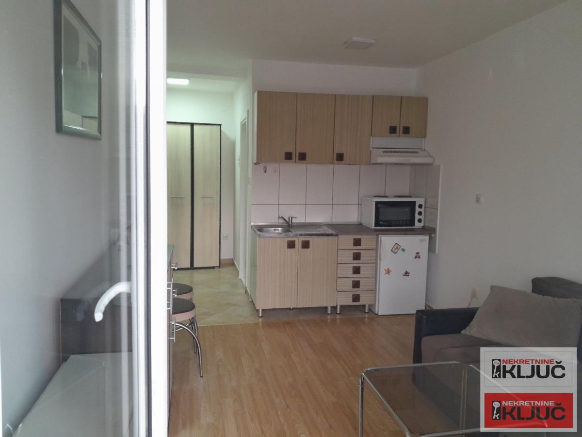 SALAJKA IZDAJE SE NAMEŠTENA GARSONJERA 7