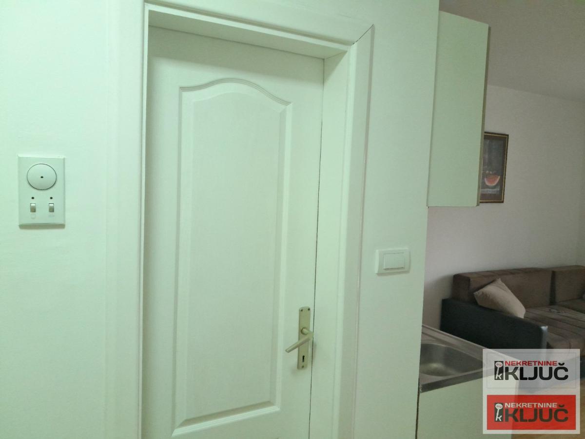 SALAJKA IZDAJE SE NAMEŠTENA GARSONJERA 9