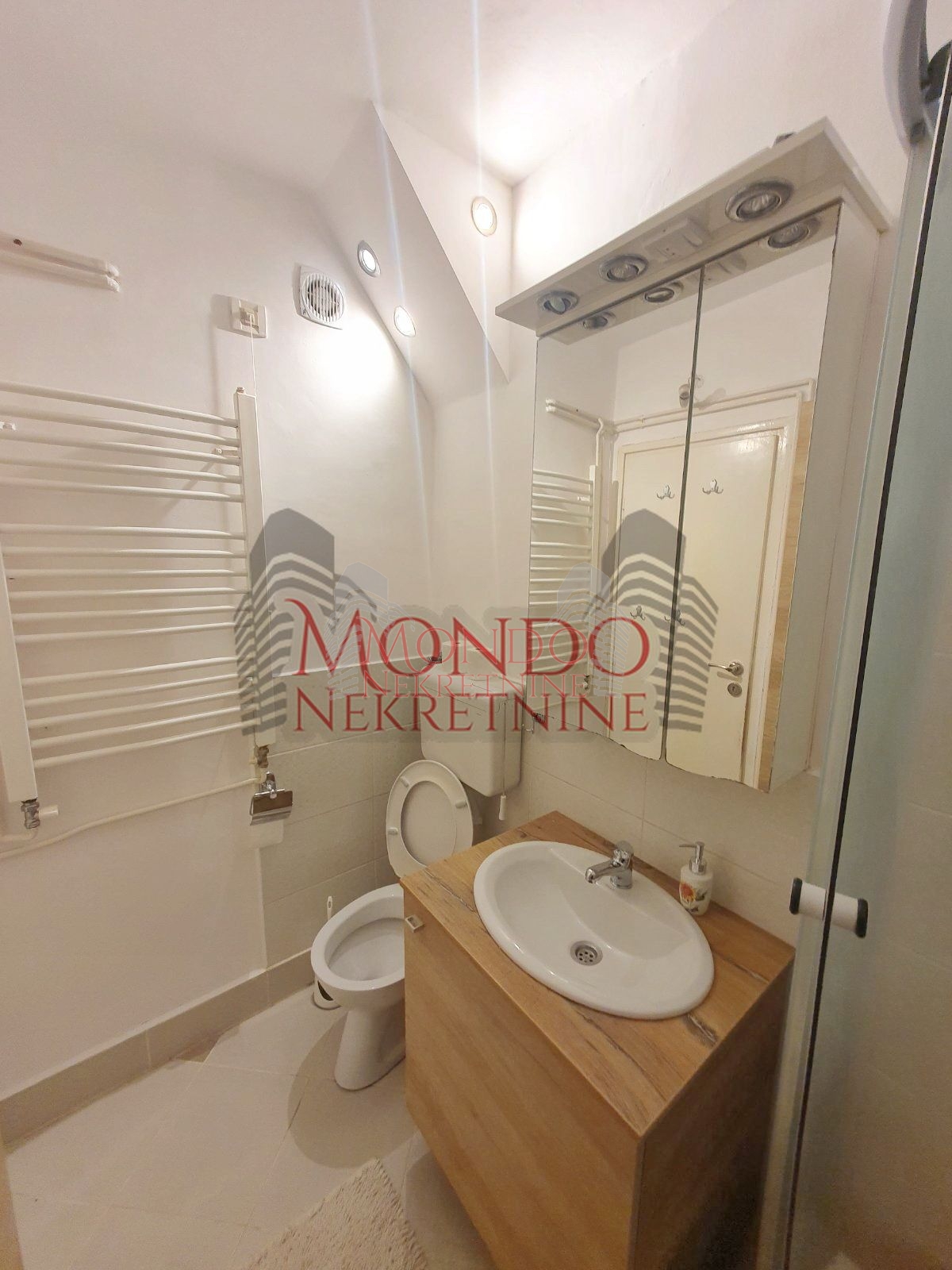 Trosoban stan kod Gradske bolnice 13