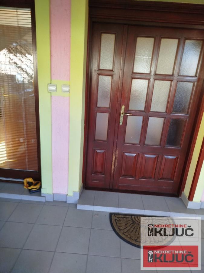 IZDAJE SE KUĆA ZA POSLOVNO-STAMBENE DELATNOSTI 16