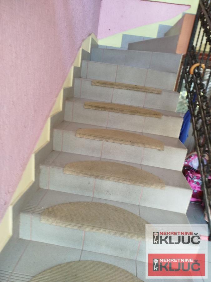 IZDAJE SE KUĆA ZA POSLOVNO-STAMBENE DELATNOSTI 20