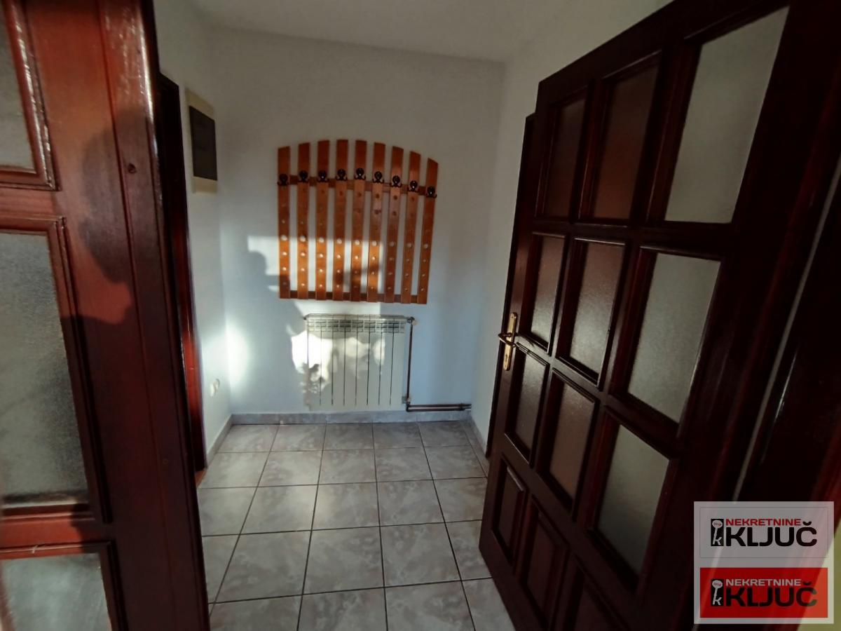 IZDAJE SE KUĆA ZA POSLOVNO-STAMBENE DELATNOSTI 22