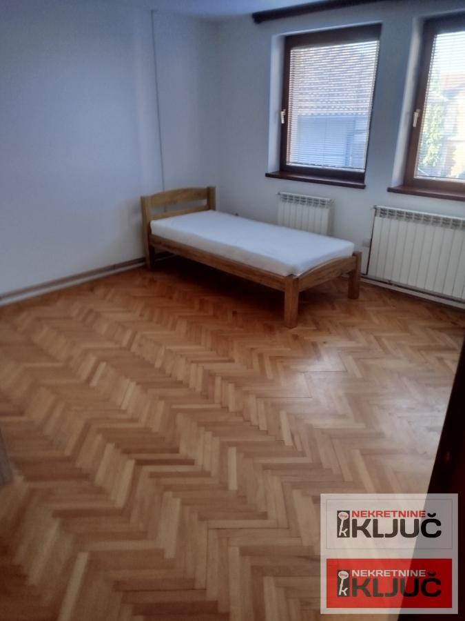 IZDAJE SE KUĆA ZA POSLOVNO-STAMBENE DELATNOSTI 23