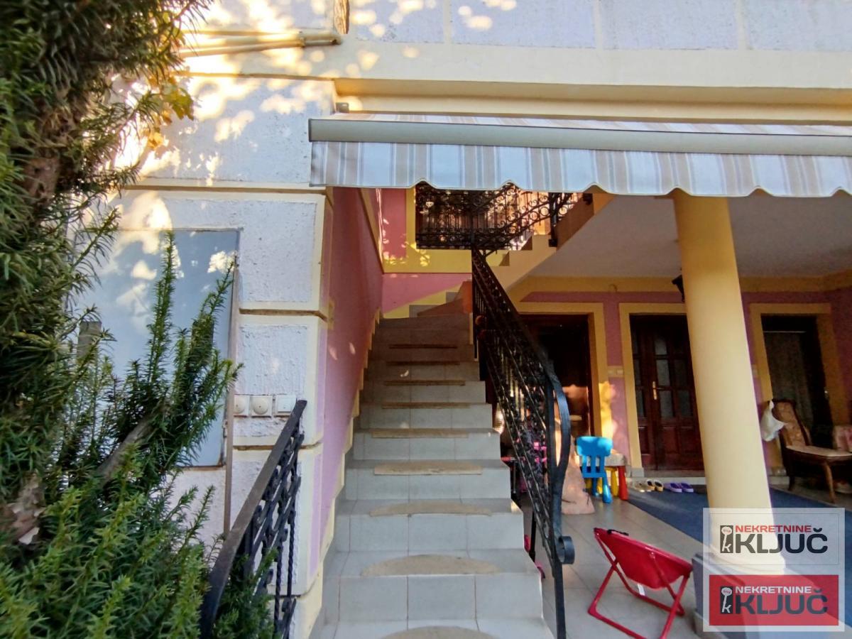 IZDAJE SE KUĆA ZA POSLOVNO-STAMBENE DELATNOSTI 24