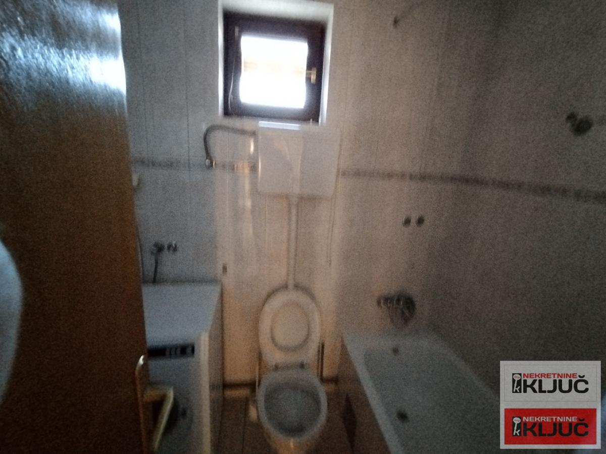 IZDAJE SE KUĆA ZA POSLOVNO-STAMBENE DELATNOSTI 26