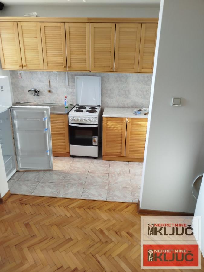 IZDAJE SE KUĆA ZA POSLOVNO-STAMBENE DELATNOSTI 4