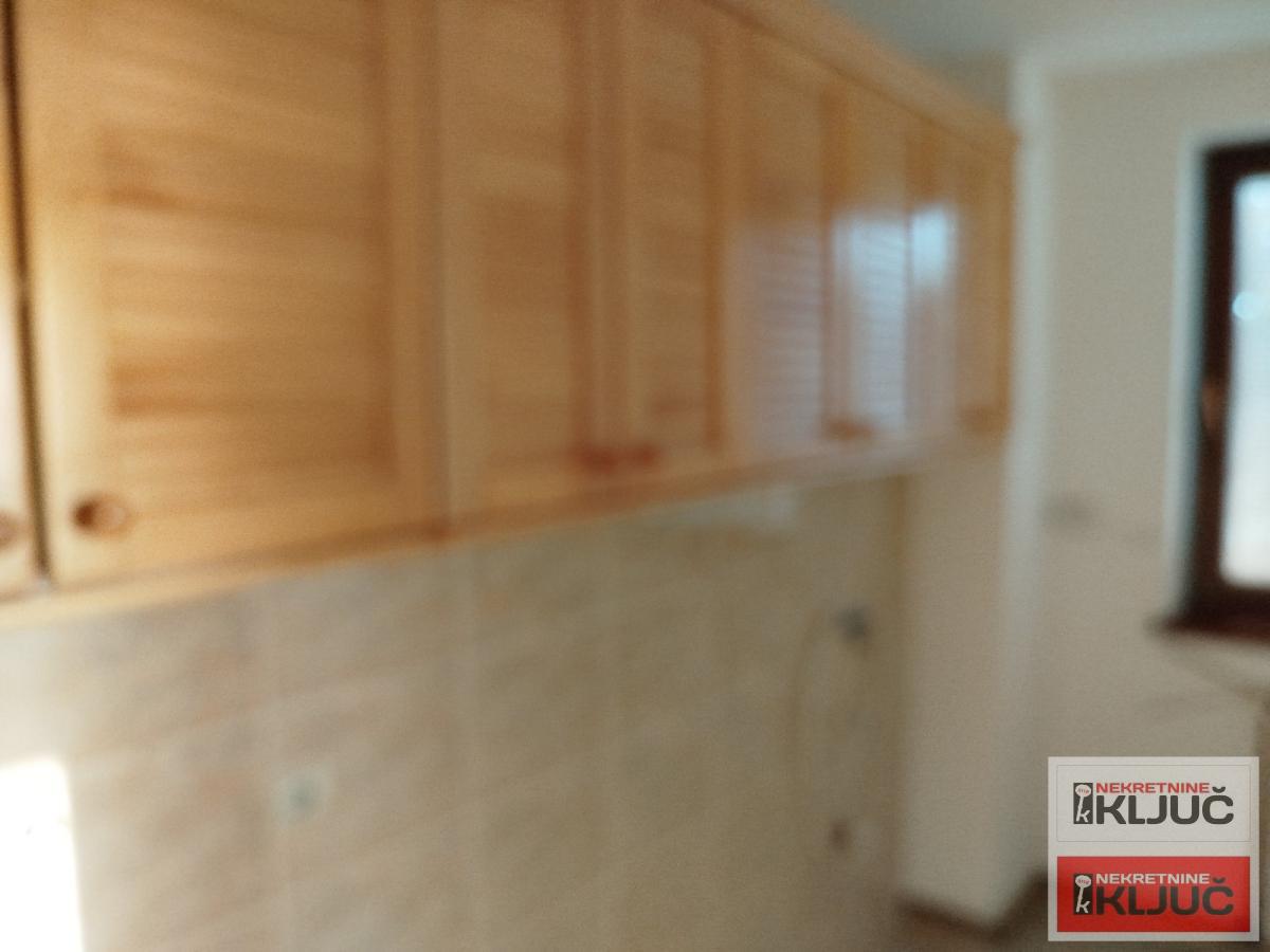 IZDAJE SE KUĆA ZA POSLOVNO-STAMBENE DELATNOSTI 5