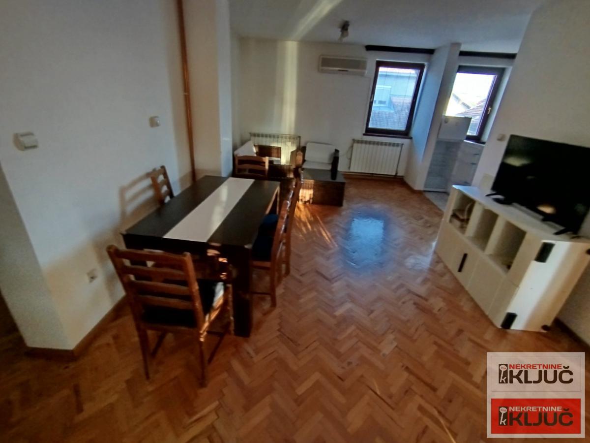 IZDAJE SE KUĆA ZA POSLOVNO-STAMBENE DELATNOSTI 9