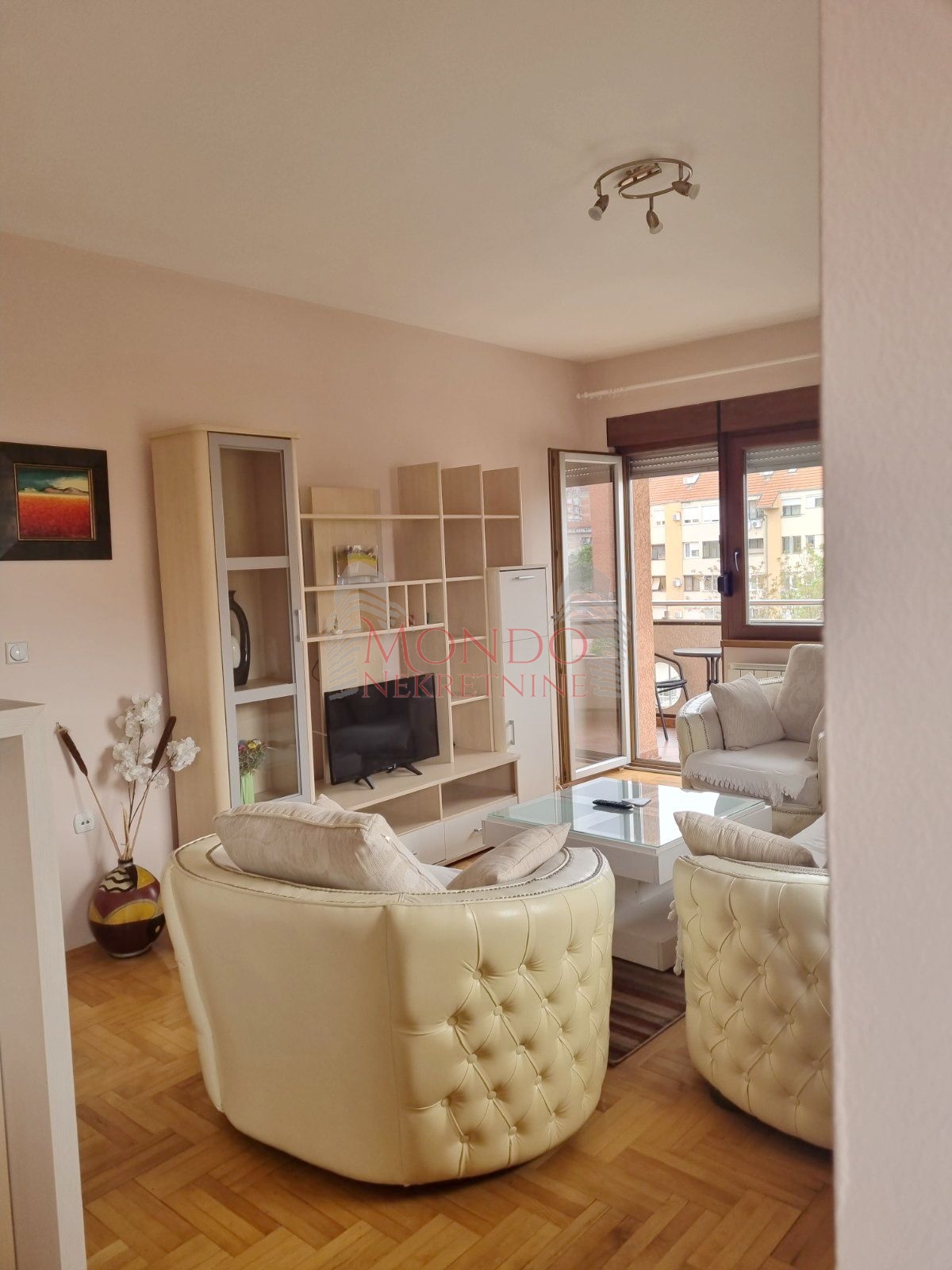 Izdaje se odlican dvosoban stan u blizini Doma zdravlja 2