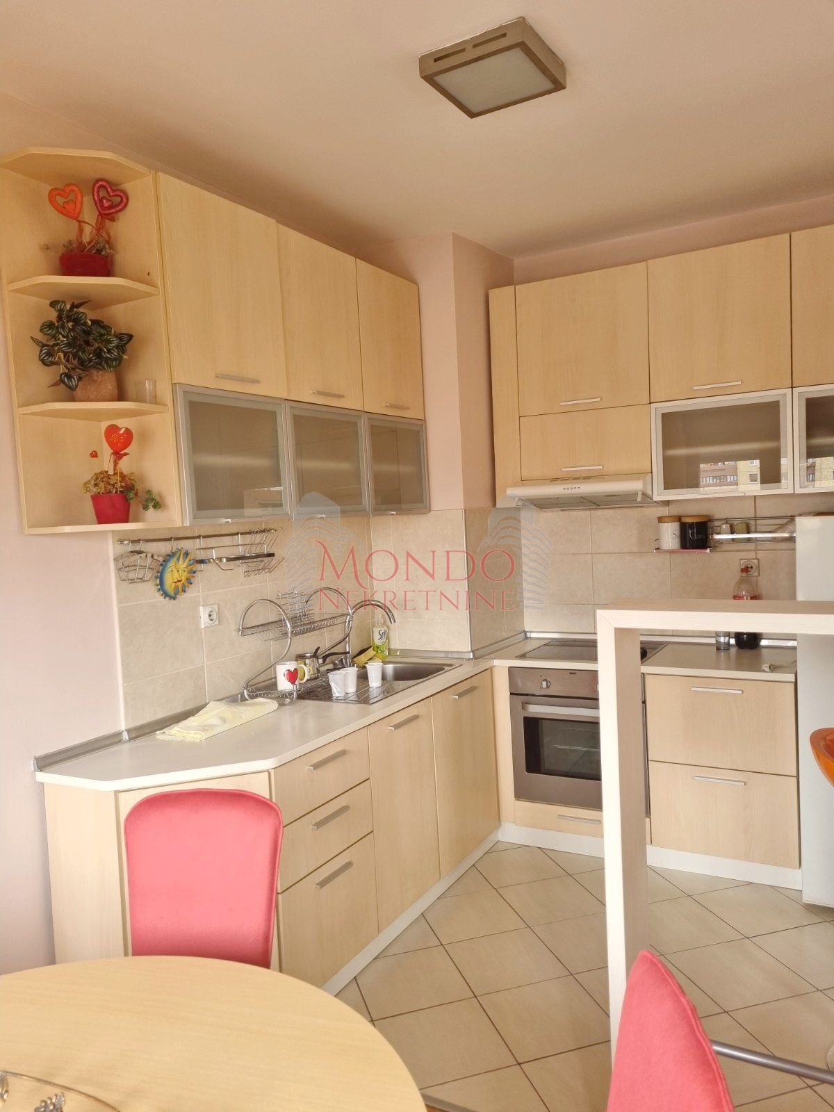 Izdaje se odlican dvosoban stan u blizini Doma zdravlja 4