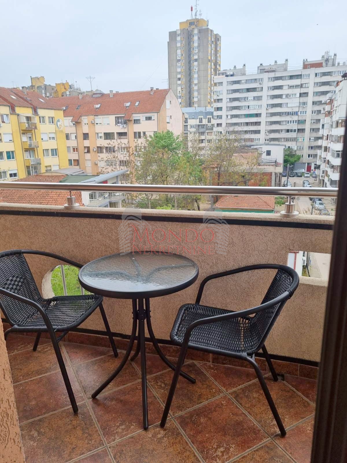 Izdaje se odlican dvosoban stan u blizini Doma zdravlja 9