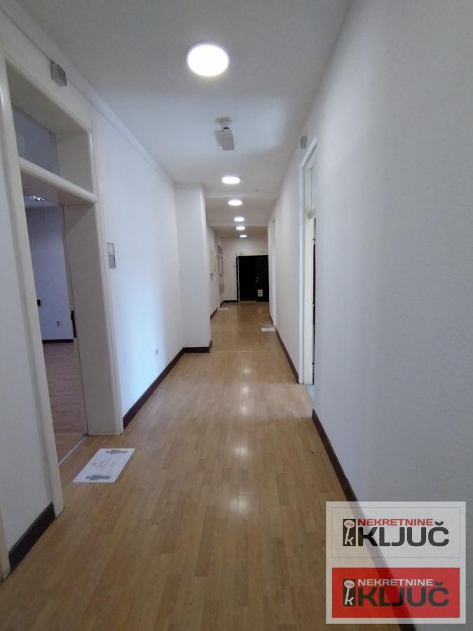 CENTAR-POSLOVNI PROSTOR SA PARKINGOM 1