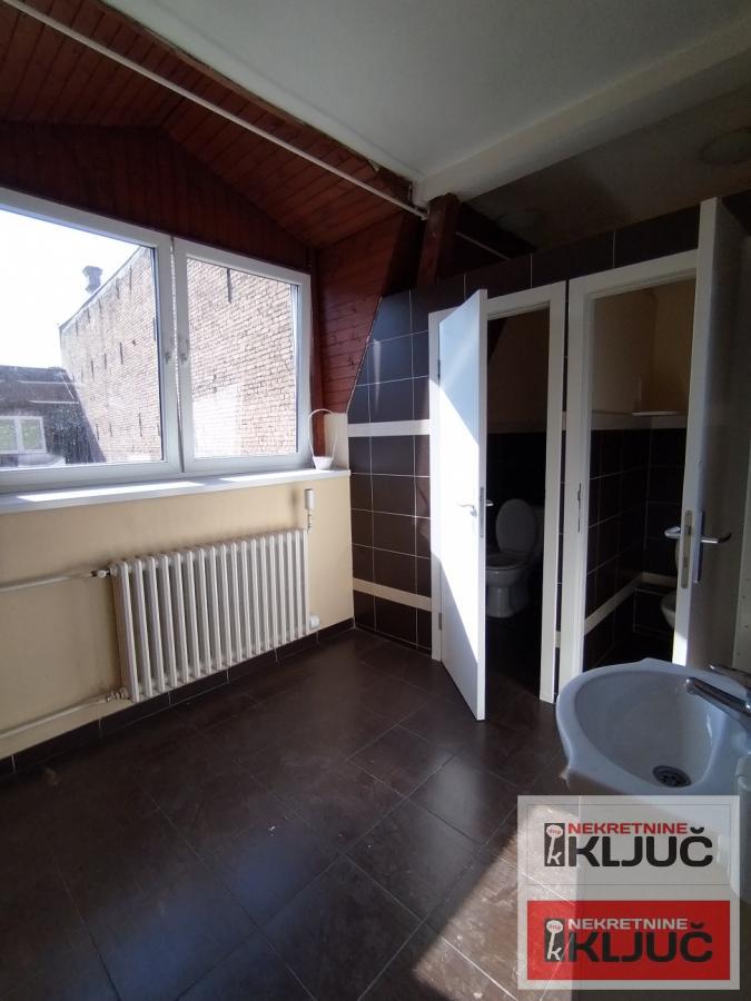 CENTAR-POSLOVNI PROSTOR SA PARKINGOM 10