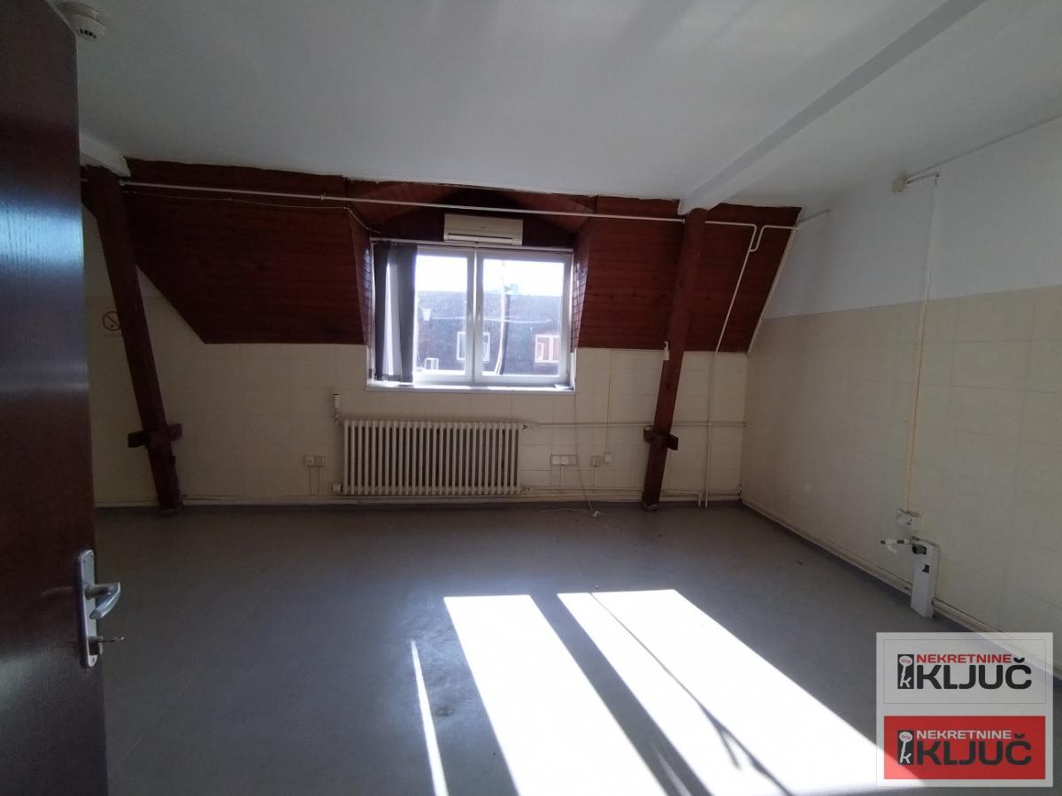 CENTAR-POSLOVNI PROSTOR SA PARKINGOM 11