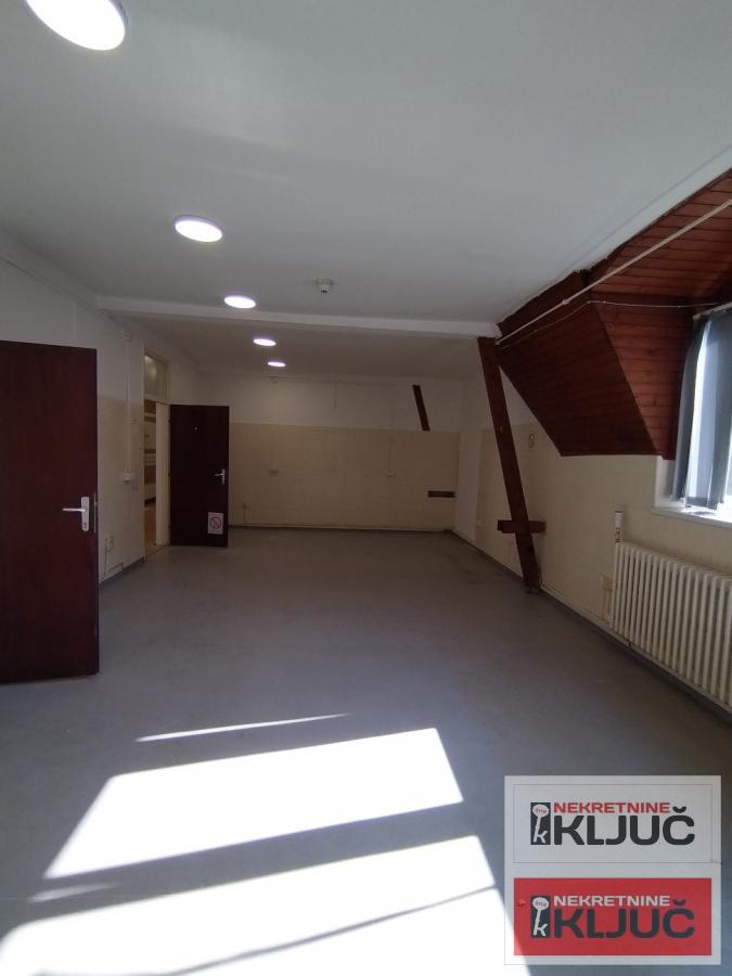 CENTAR-POSLOVNI PROSTOR SA PARKINGOM 12