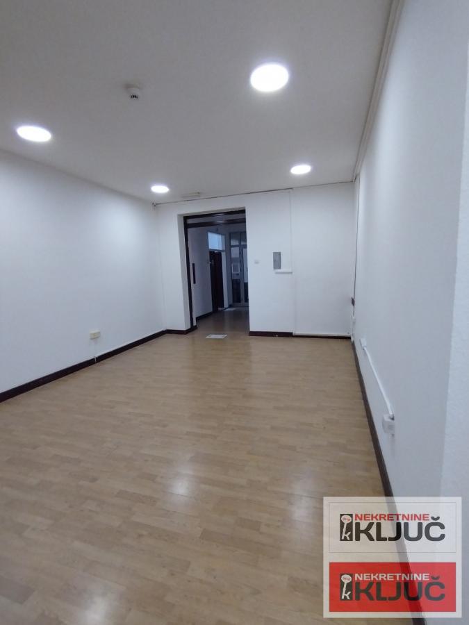 CENTAR-POSLOVNI PROSTOR SA PARKINGOM 13