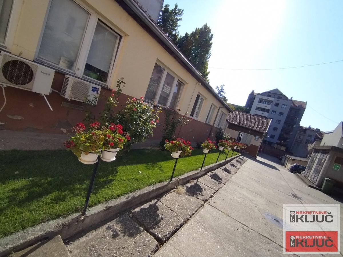 CENTAR-POSLOVNI PROSTOR SA PARKINGOM 15