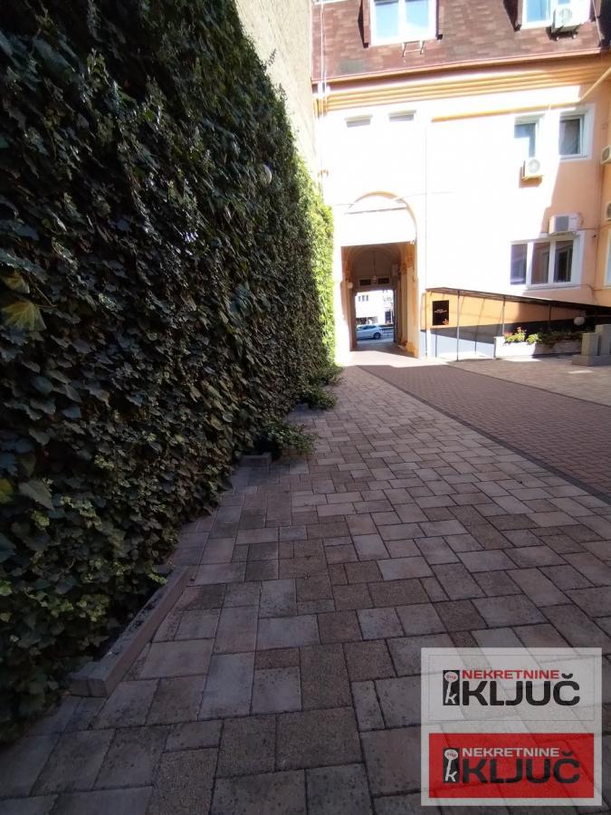 CENTAR-POSLOVNI PROSTOR SA PARKINGOM 17