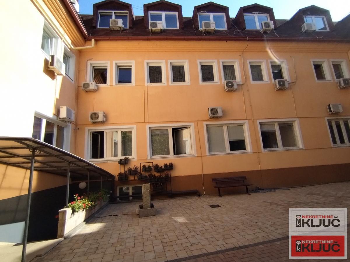 CENTAR-POSLOVNI PROSTOR SA PARKINGOM 19