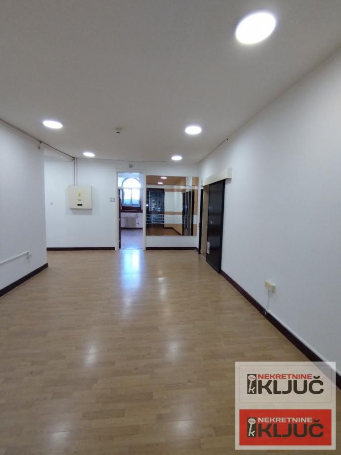 CENTAR-POSLOVNI PROSTOR SA PARKINGOM 2