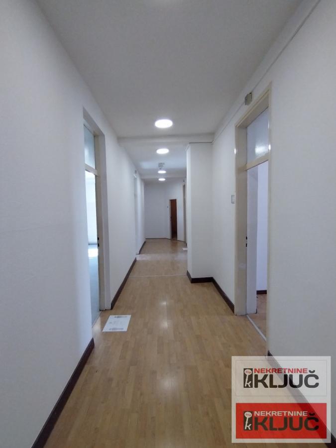 CENTAR-POSLOVNI PROSTOR SA PARKINGOM 3