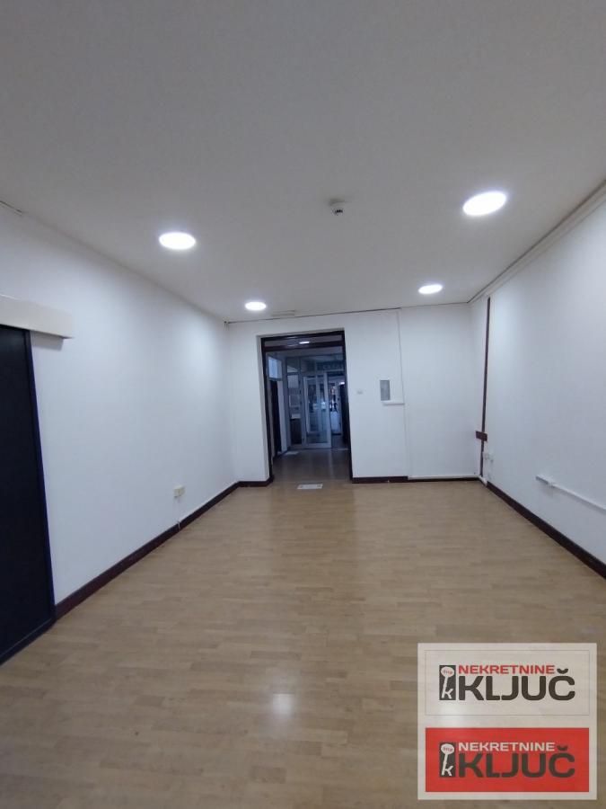CENTAR-POSLOVNI PROSTOR SA PARKINGOM 4