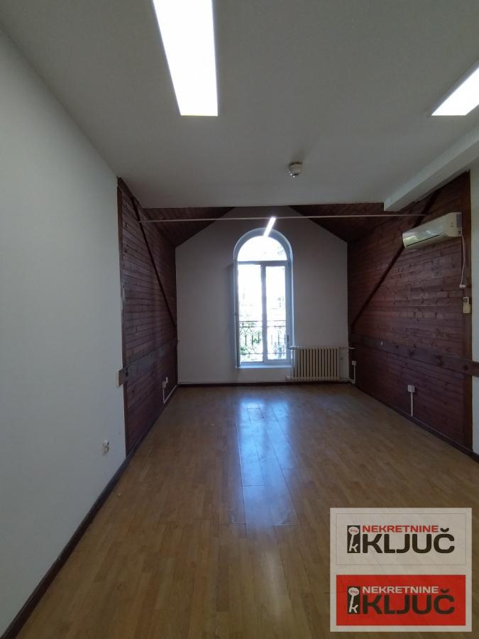 CENTAR-POSLOVNI PROSTOR SA PARKINGOM 7