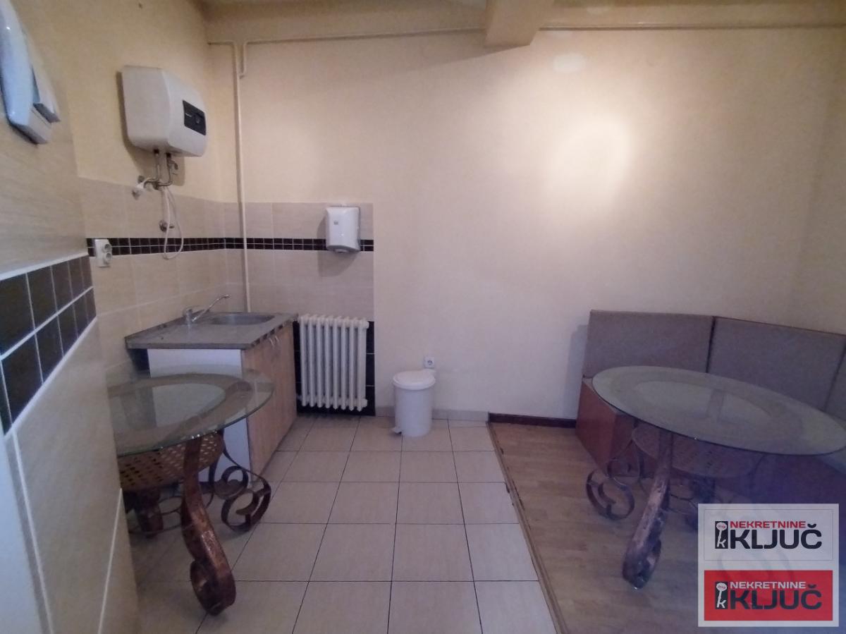 CENTAR-POSLOVNI PROSTOR SA PARKINGOM 8