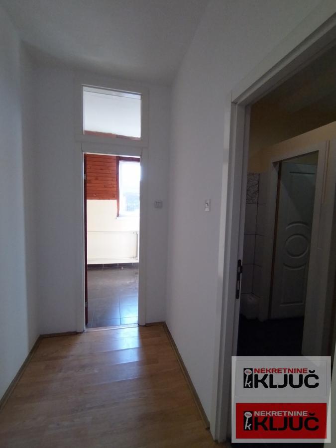 CENTAR-POSLOVNI PROSTOR SA PARKINGOM 9