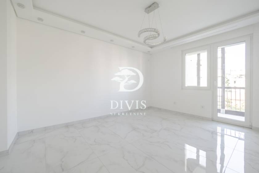 Renoviran dvosoban stan Crveni krst  terasa i parking Zvezdara  60m2 1