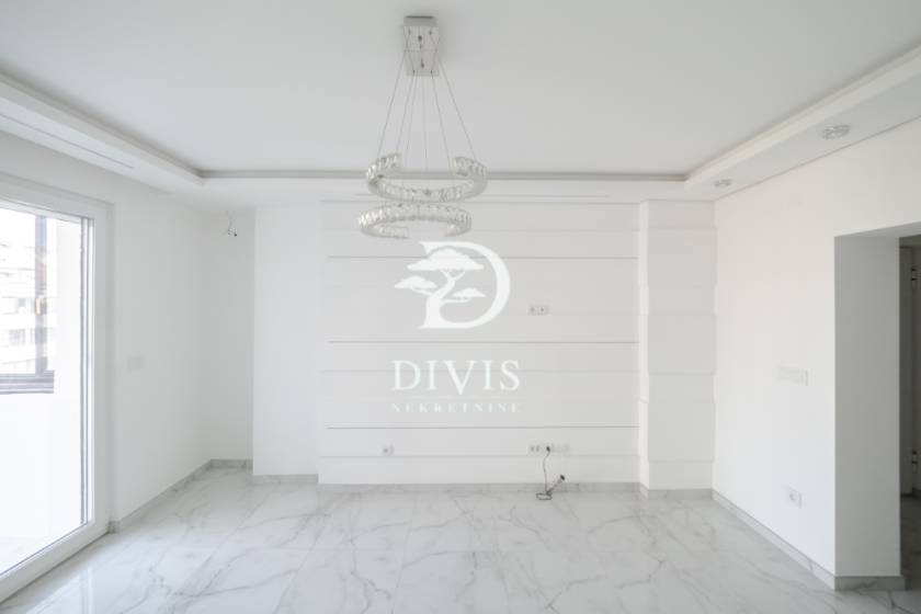 Renoviran dvosoban stan Crveni krst  terasa i parking Zvezdara  60m2 2