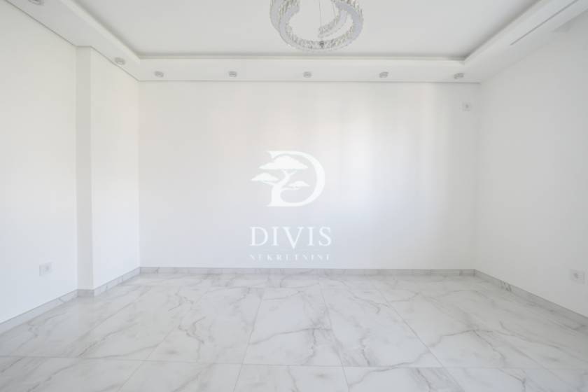 Renoviran dvosoban stan Crveni krst  terasa i parking Zvezdara  60m2 4