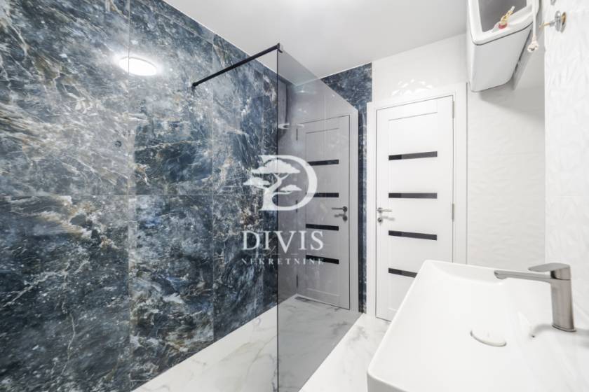 Renoviran dvosoban stan Crveni krst  terasa i parking Zvezdara  60m2 5