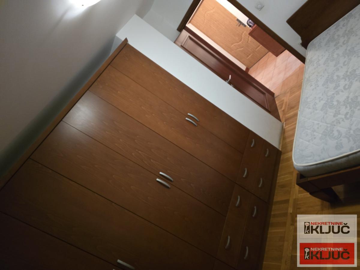 Dobar Jednoiposoban stan sa parking mestom 8