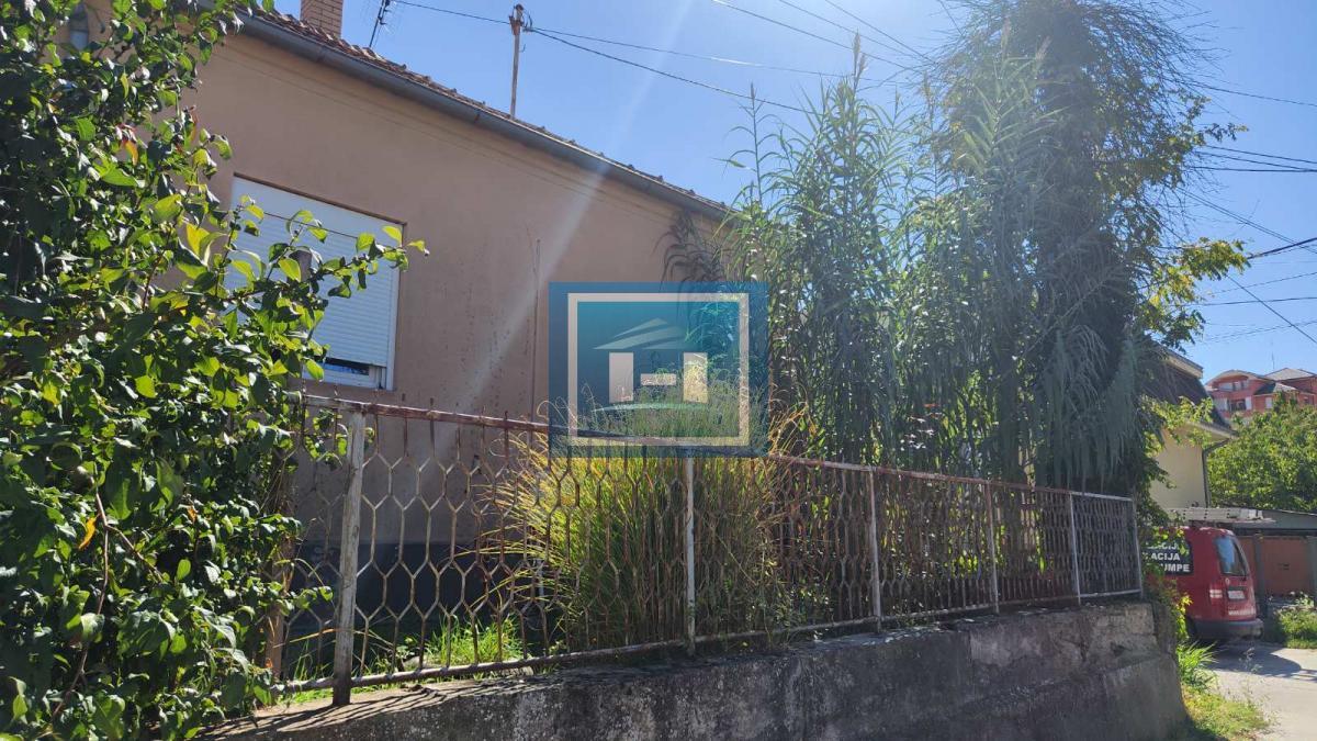 Kuća na  gradskoj lokaciji u bizini aqva Parka na 100 metara od Aqva Parka 2