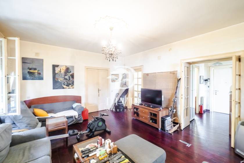 Prodajemo odličan 5 0 stan  130m2  Strahinjića Bana 1