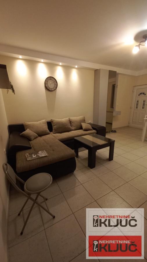 SR.KAMENICA-MIŠELUK IZDAJE SE JEDNOIPOSOBAN STAN NA SPRATU KUĆE 1