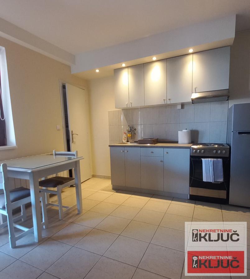 SR.KAMENICA-MIŠELUK IZDAJE SE JEDNOIPOSOBAN STAN NA SPRATU KUĆE 3