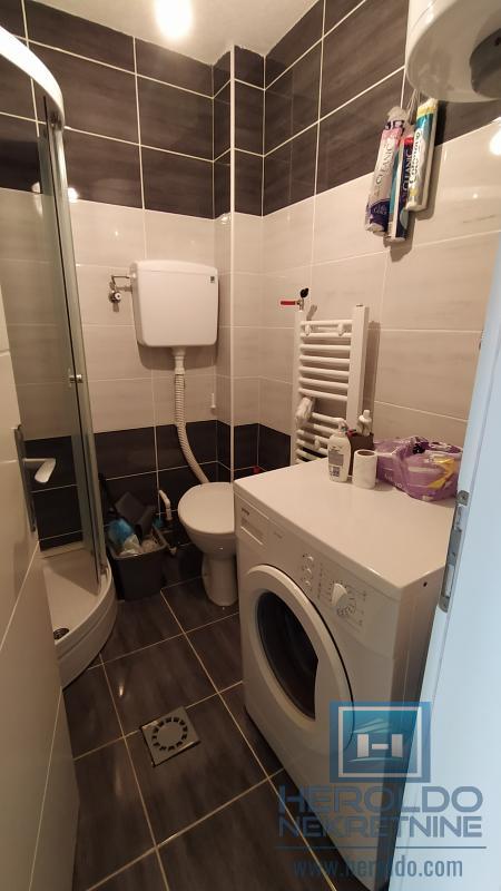 Garsonjera sa balkonskom terasom zgodna za samce ili učenike 11