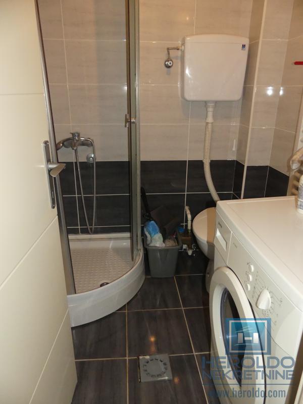 Garsonjera sa balkonskom terasom zgodna za samce ili učenike 12