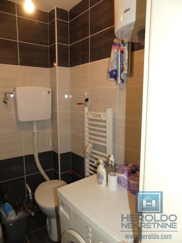 Garsonjera sa balkonskom terasom zgodna za samce ili učenike 13