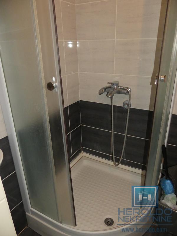 Garsonjera sa balkonskom terasom zgodna za samce ili učenike 15