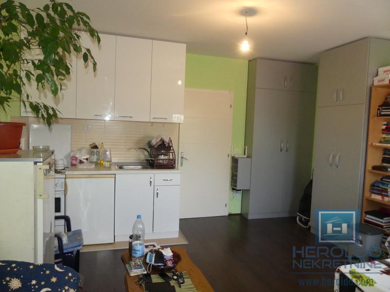 Garsonjera sa balkonskom terasom zgodna za samce ili učenike 4