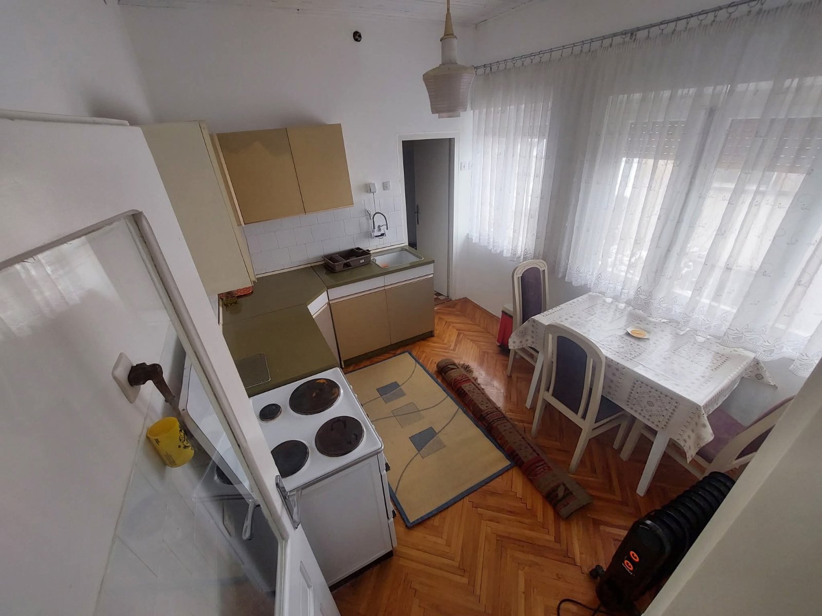 Izdaje se dvosoban stan za studente i djake 5