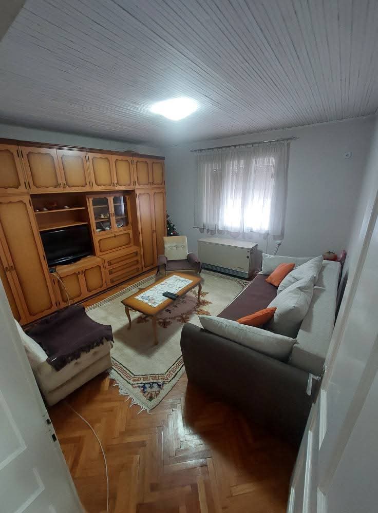 Izdaje se dvosoban stan za studente i djake 4