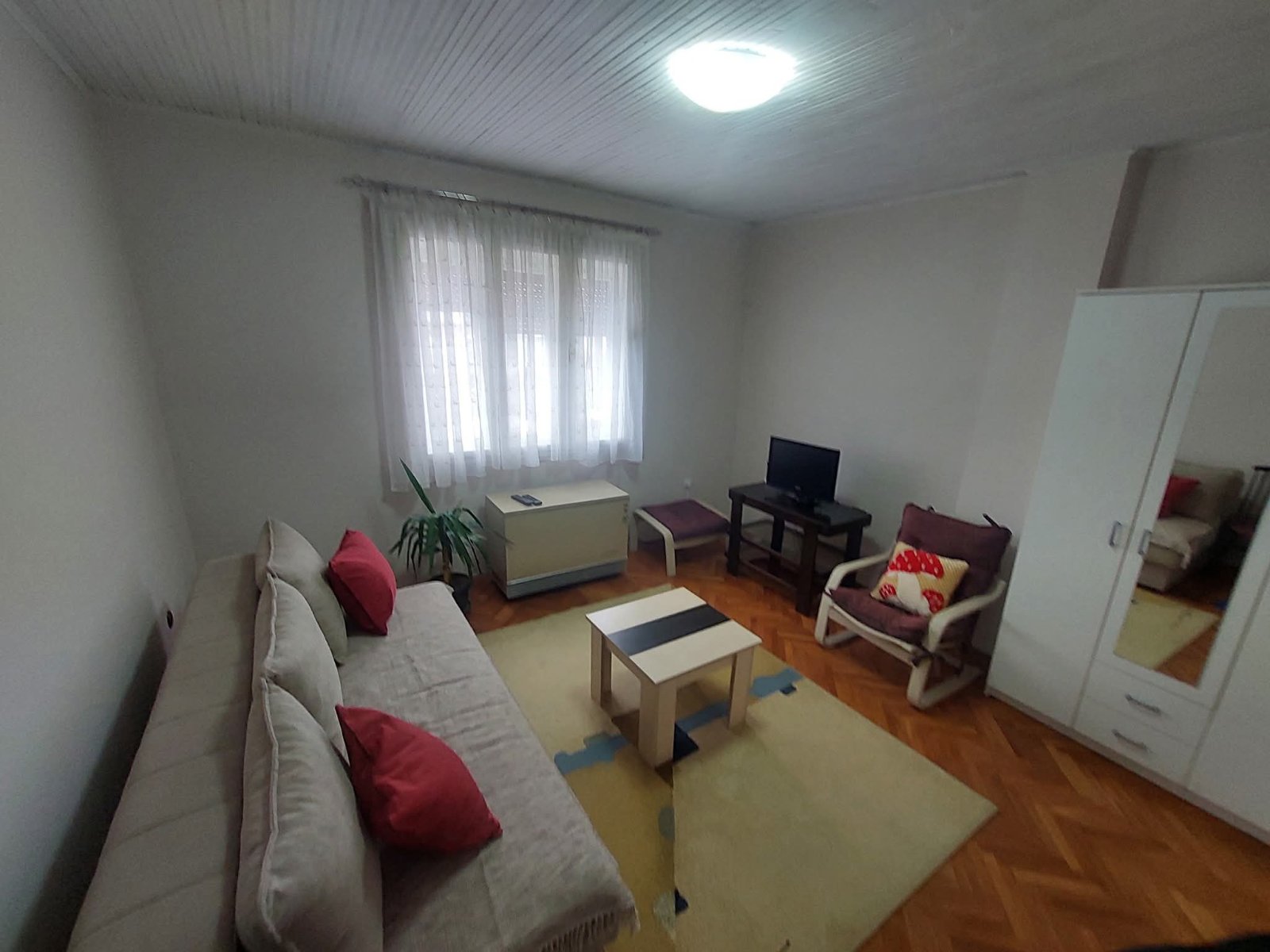 Izdaje se dvosoban stan za studente i djake 3