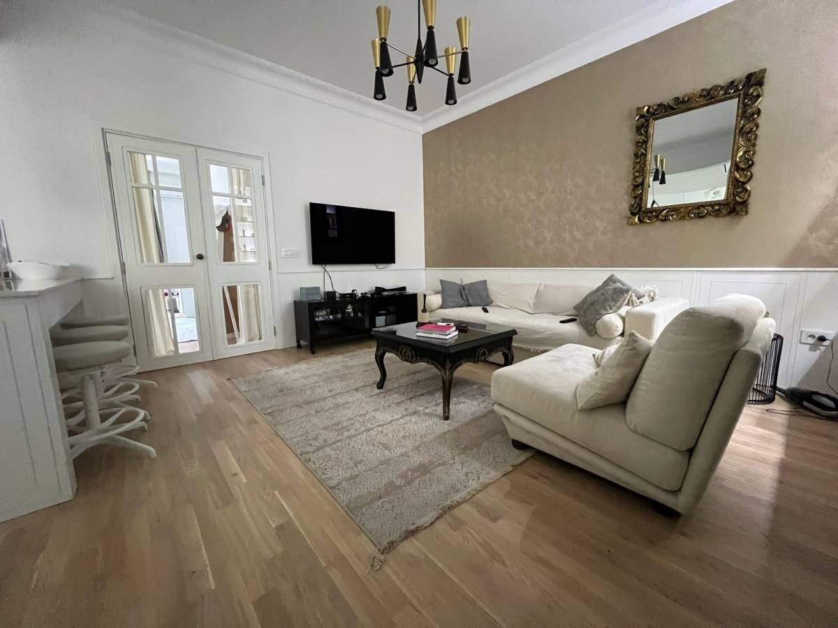 Izdaje se kompletno namešten i opremljen stan u centru grada  sa terasom i pogledom na Vlajkovićevu 1